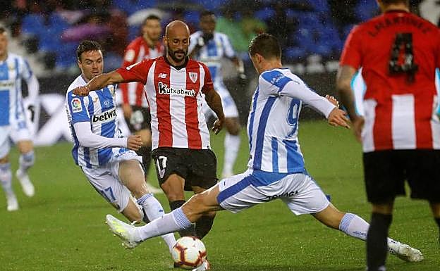 Mikel Rico se va de Eraso en el partido disputado contra el Leganés en Butarque. 