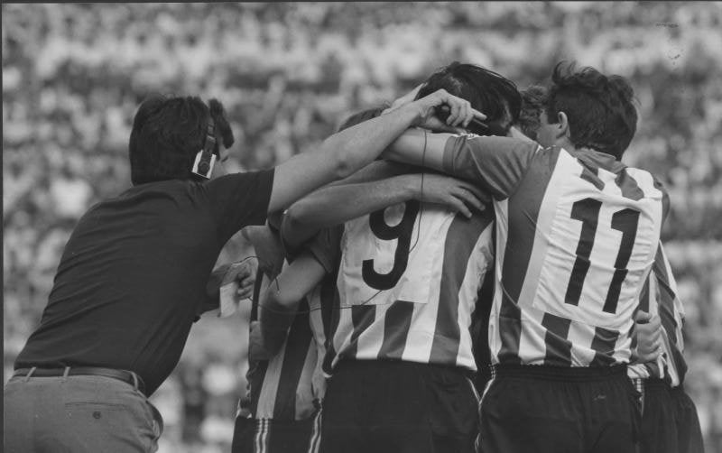 Los jugadores celebran la victoria junto a José Ramón de la Morena.