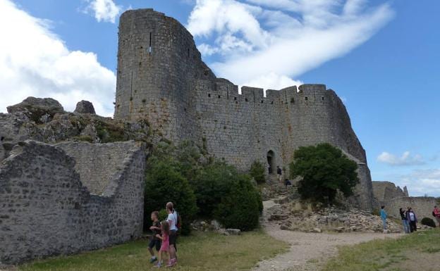 El castillo de Peyrepertuse se encuentra sobre una cresta a 800 metros de altura.