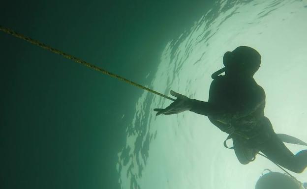 Las apneístas utilizan para subir y bajar verticalmente una cuerda o cabo-guía. 