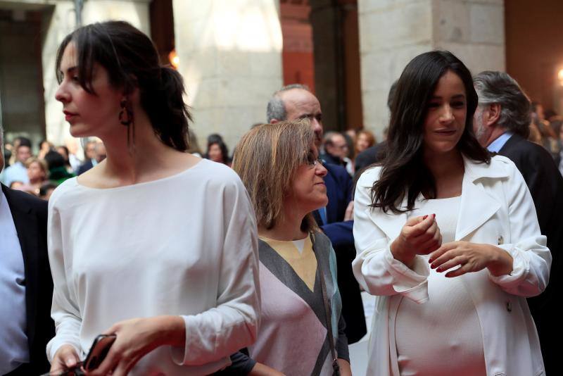 Las portavoces del PSOE y de Ciudadanos en el Ayuntamiento de Madrid, Purificación Causapié (c) y Begoña Villacís (d), respectivamente, conversan junto a la portavoz del Gobierno de Manuela Carmena, Rita Maestre (i), durante los actos conmemorativos de la festividad del Dos de Mayo.