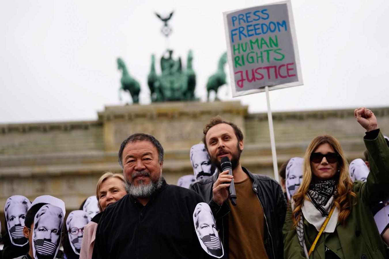 El artista chino Ai Weiwei, participa en una manifestación en apoyo al cofundador de Wikileaks, Julian Assange, delante de la Puerta de Brandemburgo en Berlín 