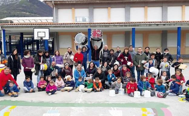 Algunos de los componentes de la recién creada batukada. 