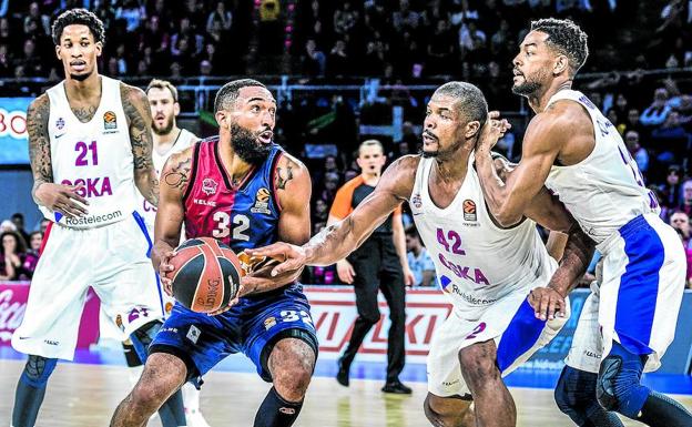 Darrun Hilliard se ve rodeado Por Kyle Hines, Corey Higgins y Will Clyburn, tres pilares del CSKA.