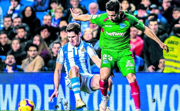 Jony trata de salvar la entrada de Aritz Elustondo en el encuentro de la primera vuelta ante la Real Sociedad.