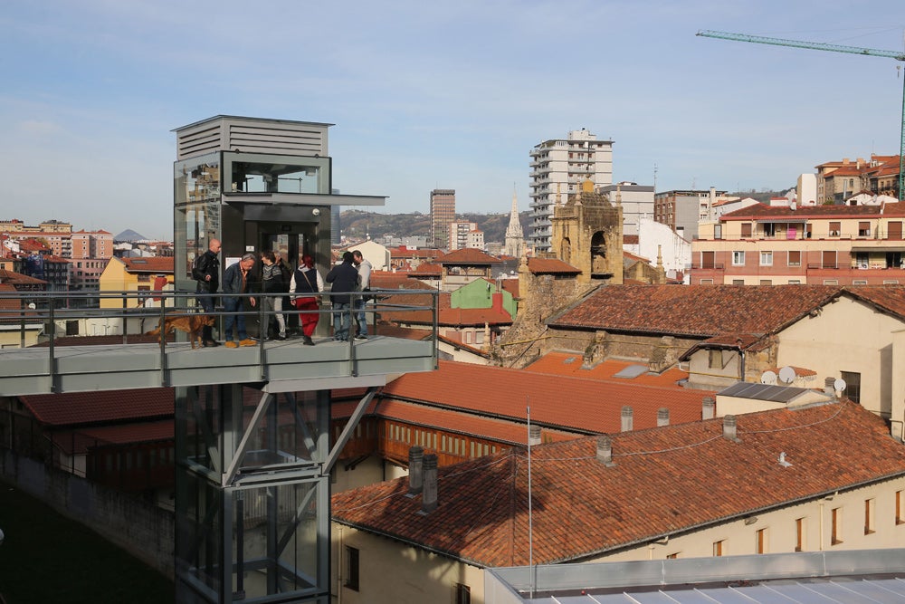 ASCENSOR DE ATXURI. Una inversión pública y privada de 560.000 euros permitió la construcción del ascensor que une Atxuri y Solokoetxe, que funciona desde noviembre de 2018. 