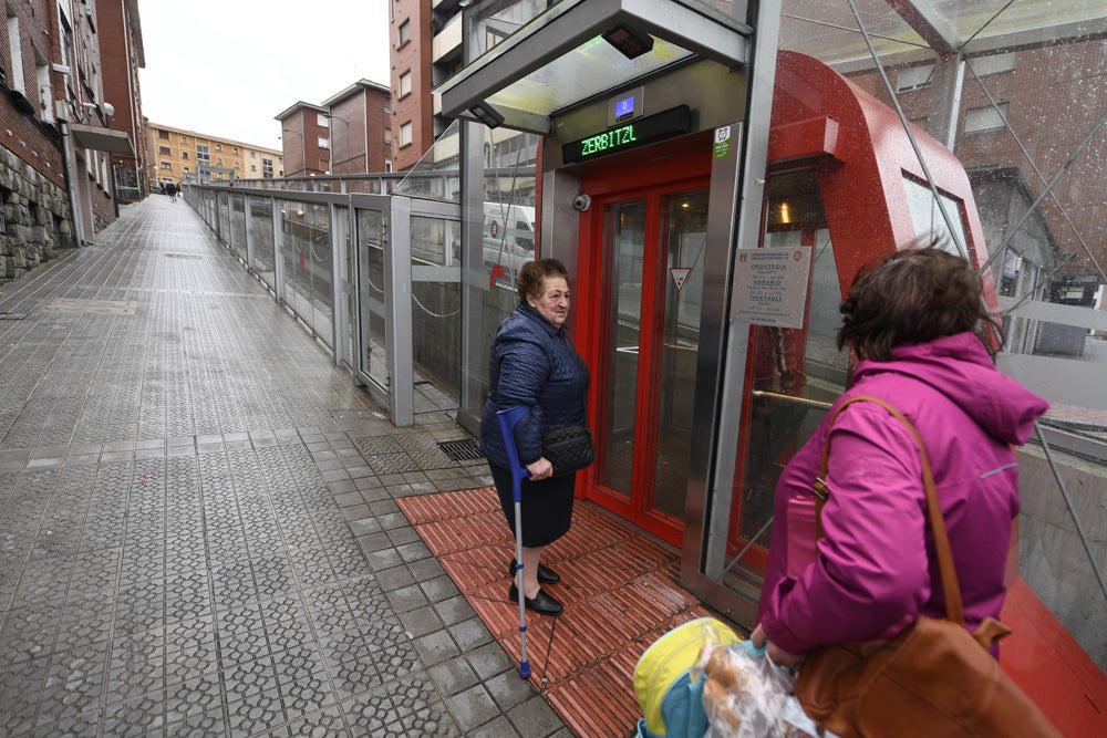 ASCENSOR DE ZORROZA. Conecta la parte alta con el corazón del barrio de Zorroza. Es un ascensor inclinado que funciona desde junio de 2015. Ha mejorado el acceso y las condiciones de vida de los vecinos de los barrios altos.