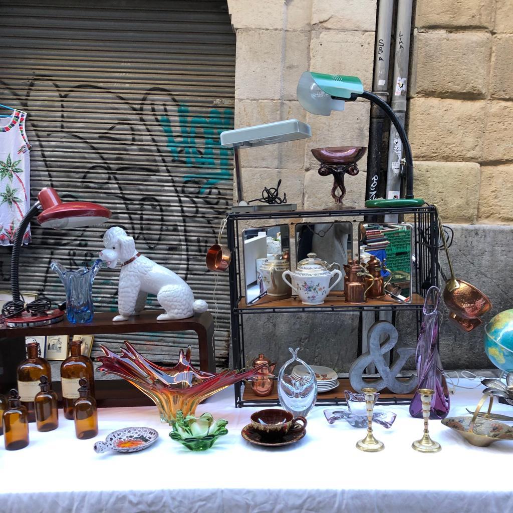 Multitud de personas se acercan el primer sábado de cada mes a este rastro de corte bohemio que sirve de escaparate para artesanos y diseñadores locales