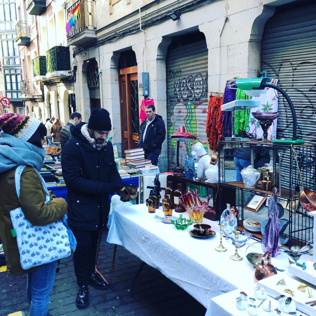 Multitud de personas se acercan el primer sábado de cada mes a este rastro de corte bohemio que sirve de escaparate para artesanos y diseñadores locales