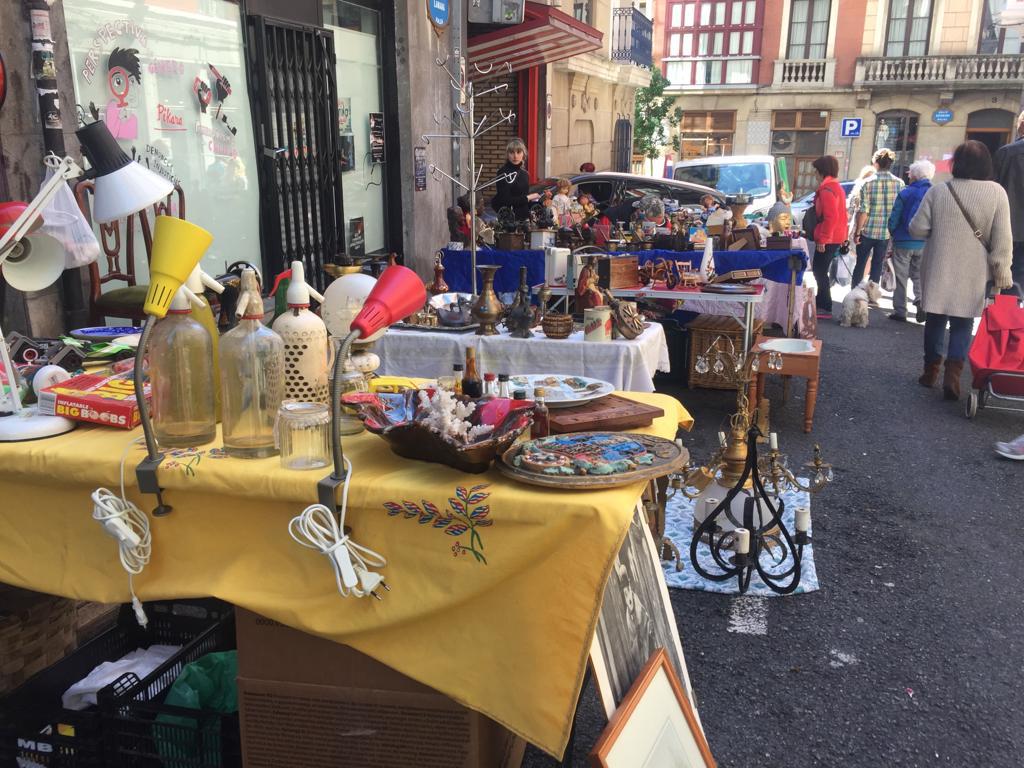 Multitud de personas se acercan el primer sábado de cada mes a este rastro de corte bohemio que sirve de escaparate para artesanos y diseñadores locales