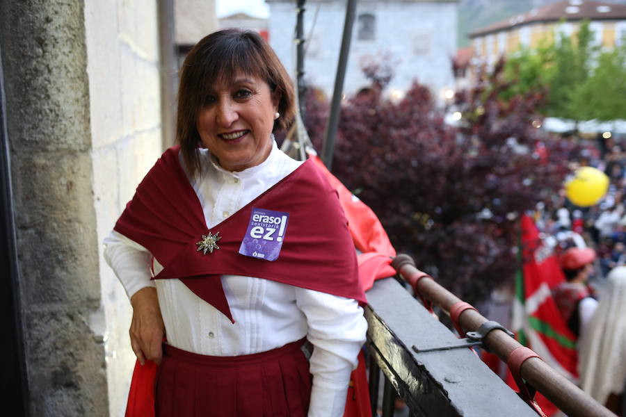 Idoia Aginako, alcaldesa de Orduña, en el balcón del Ayuntamiento. 