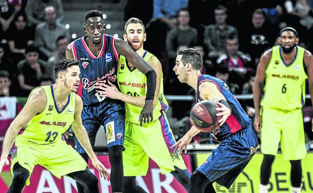 Luca Vildoza encara la defensa de Thomas Heurtel durante la última visita del Barcelona al Buesa Arena.