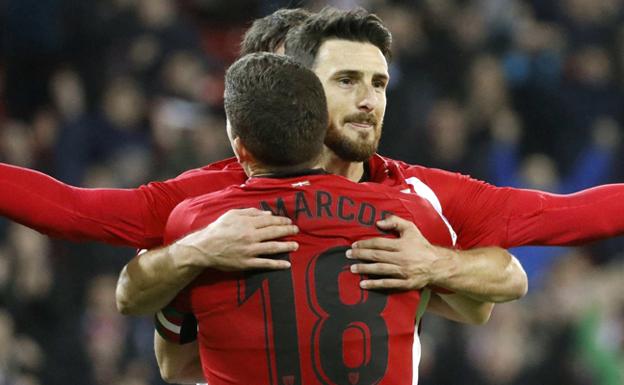 De Marcos celebra un gol de Aduriz.