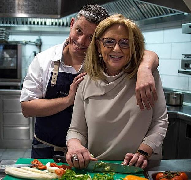 Carmen Ramírez maneja el cuchillo abrazada por su hijo, Álvaro Garrido.