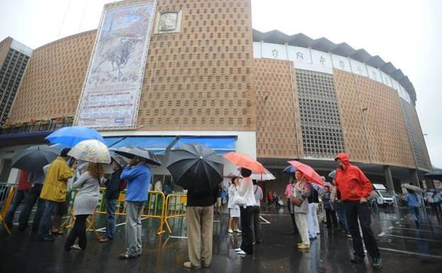 Aficionados hacen cola en el exterio de la plaza de toros. 