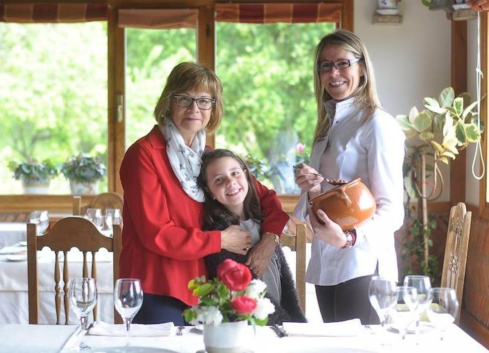 Zuriñe García, a la derecha, posa con su madre, Antonia, y Alize, su hija, en el comedor del Andra Mari (Galdakao).
