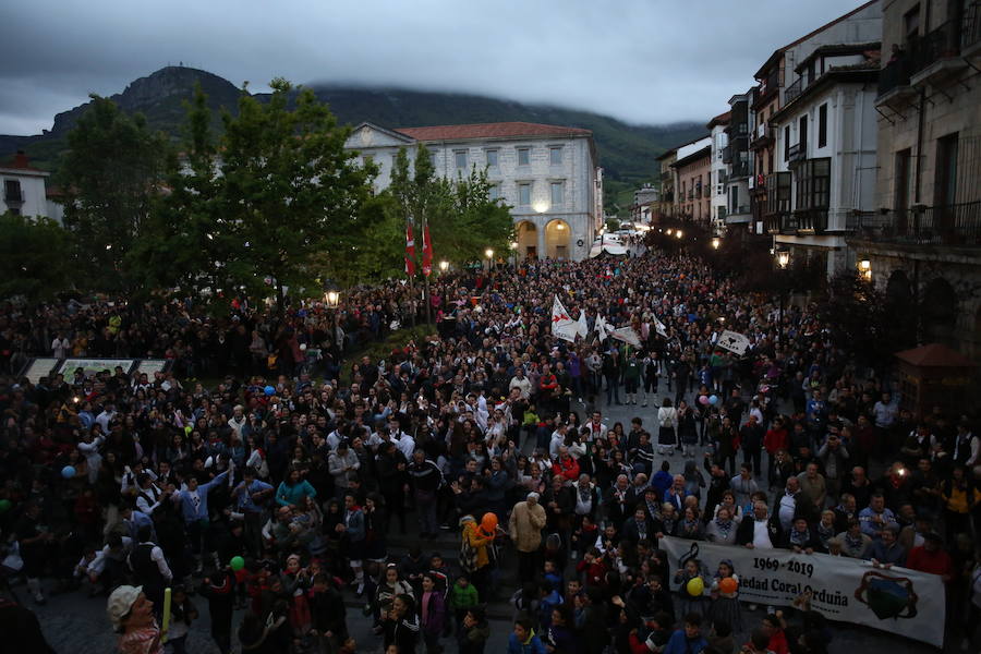 Miles de personas acudieron a la plaza Foru para asistir al comienzo de los 'Ochomayos'. 