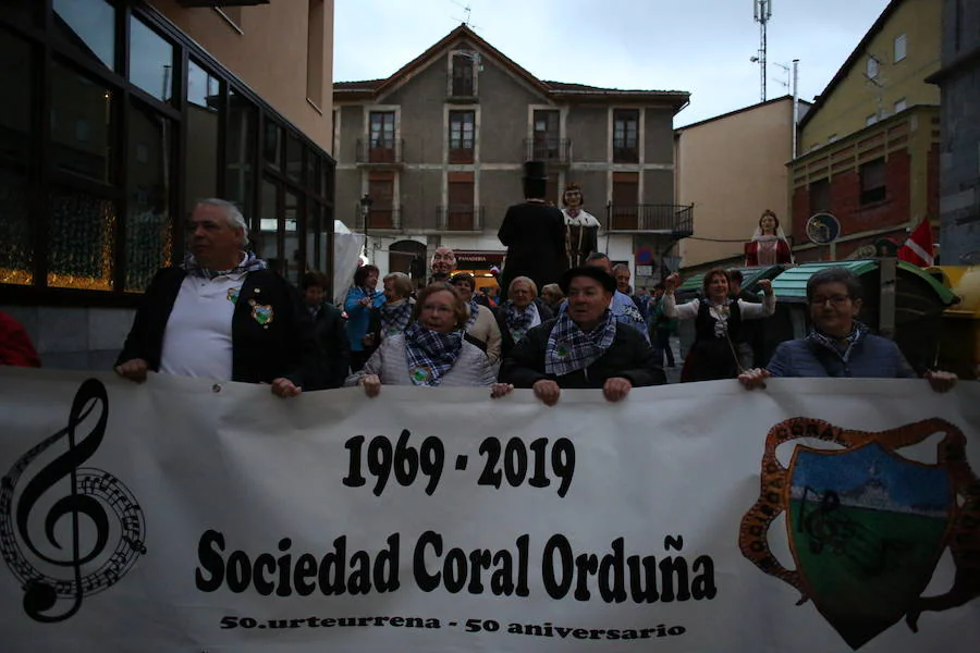 Los pregoneros llegan al Ayuntamiento poco antes del inicio festivo. 