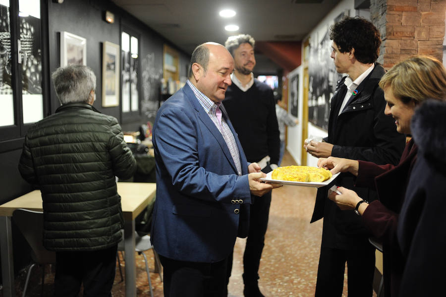 El diputado general ha iniciado en Gernika su particular periplo por varios municipios de la provincia