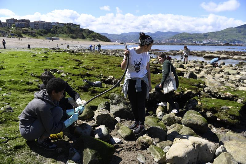 Más de 600 personas participan esta mañana de sábado en una recogida popular de plásticos en la playa