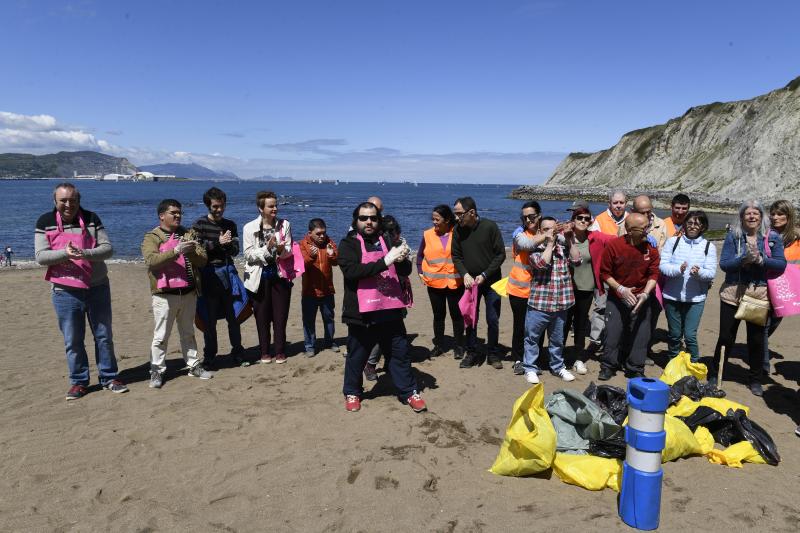 Más de 600 personas participan esta mañana de sábado en una recogida popular de plásticos en la playa