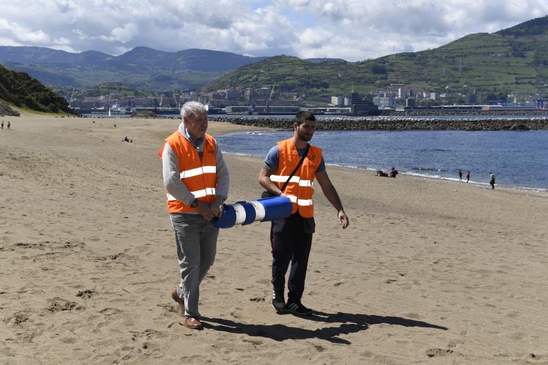 Más de 600 personas participan esta mañana de sábado en una recogida popular de plásticos en la playa