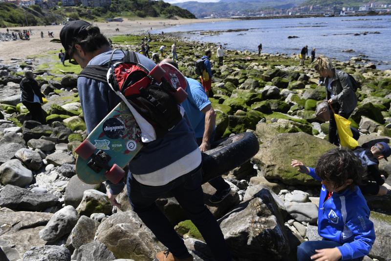 Más de 600 personas participan esta mañana de sábado en una recogida popular de plásticos en la playa