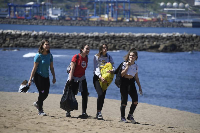 Más de 600 personas participan esta mañana de sábado en una recogida popular de plásticos en la playa