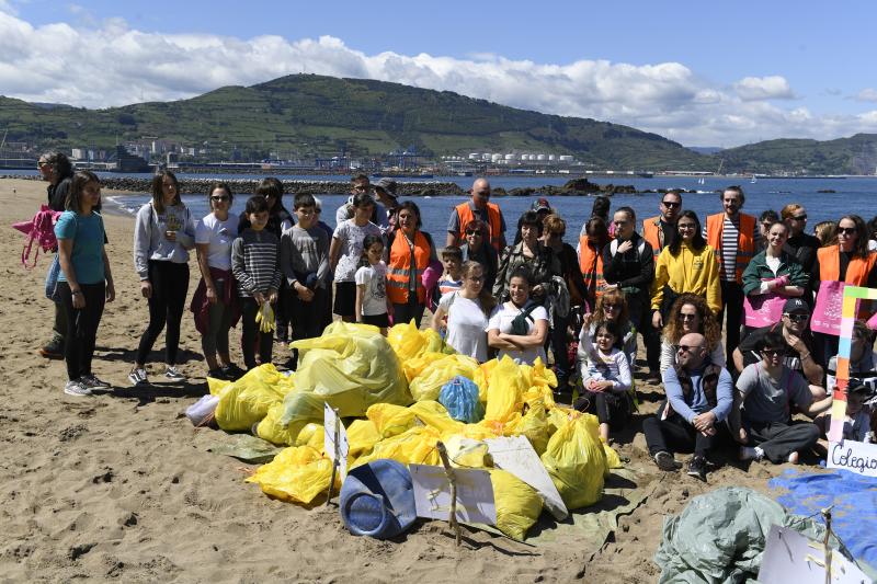 Más de 600 personas participan esta mañana de sábado en una recogida popular de plásticos en la playa