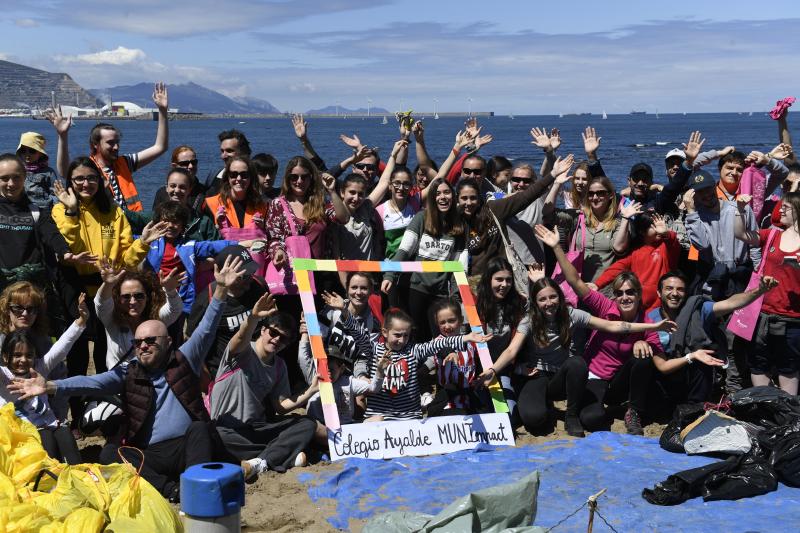 Más de 600 personas participan esta mañana de sábado en una recogida popular de plásticos en la playa