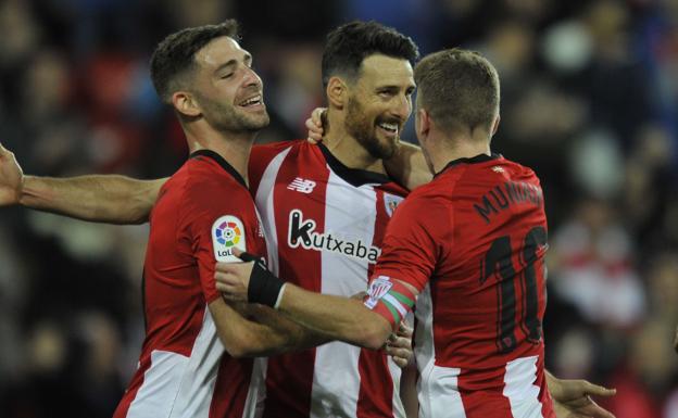 Aduriz, felicitado por sus compañeros tras marcar un gol al Valladolid. 