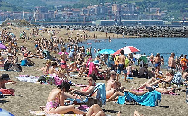Tomando el sol en la Playa de Arrigunaga.