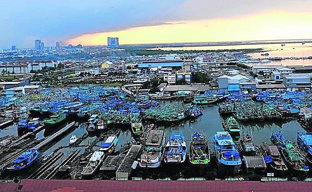 Panorámica de una parte de la ciudad de Yakarta cercana al mar de Java. 