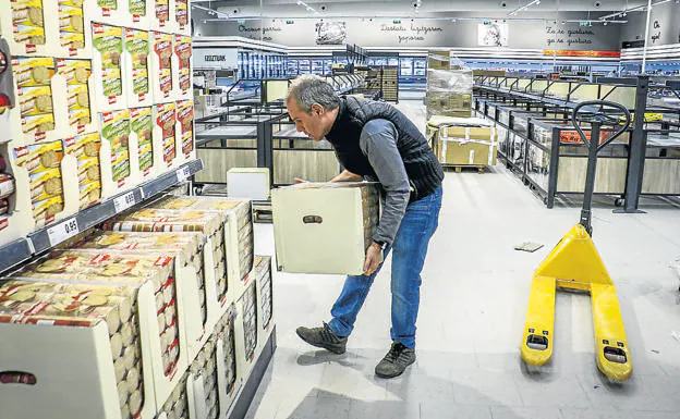 Un operario colocaba ayer cajas en el nuevo súper que Lidl abrirá el jueves en la calle Iturritxu. 