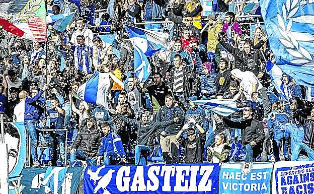 La peña Iraultza camina hacia Mendizorroza.