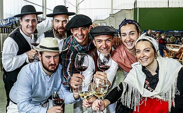 Un grupo de jóvenes disfruta entre vinos de la feria que ha acogido el domingo Navaridas.