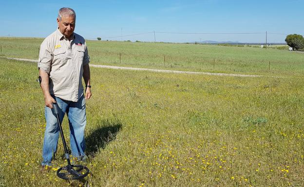 Francesc Gómez Núñez, con su detector de metales.