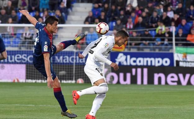 Mantovani disputa un balón con Rodrigo. 