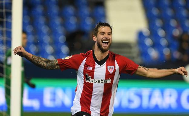 Iñigo celebra el gol de En-Nesyri hace diez días.