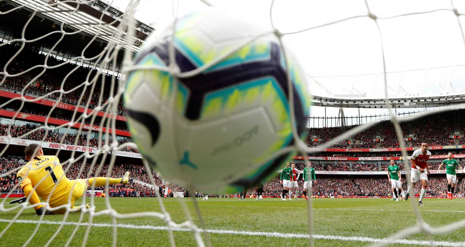 Gol del futbolista del Arsenal Aubameyang contra el Brighton durante un partido de la Premier League 
