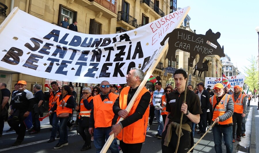 Miles de aficionados vascos piden «respeto» en San Sebastián y reivindican su papel en el mantenimiento del «equilibrio medioambiental»