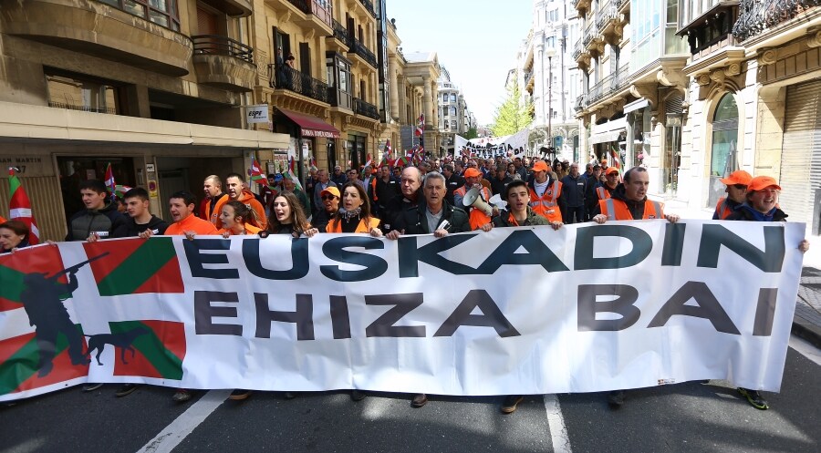 Miles de aficionados vascos piden «respeto» en San Sebastián y reivindican su papel en el mantenimiento del «equilibrio medioambiental»