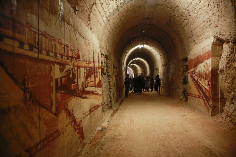 Fotos: El túnel de Cicujano, en la vía del antiguo ferrocarril Vasco-Navarro, ya luce los murales de Irantzu Lekue