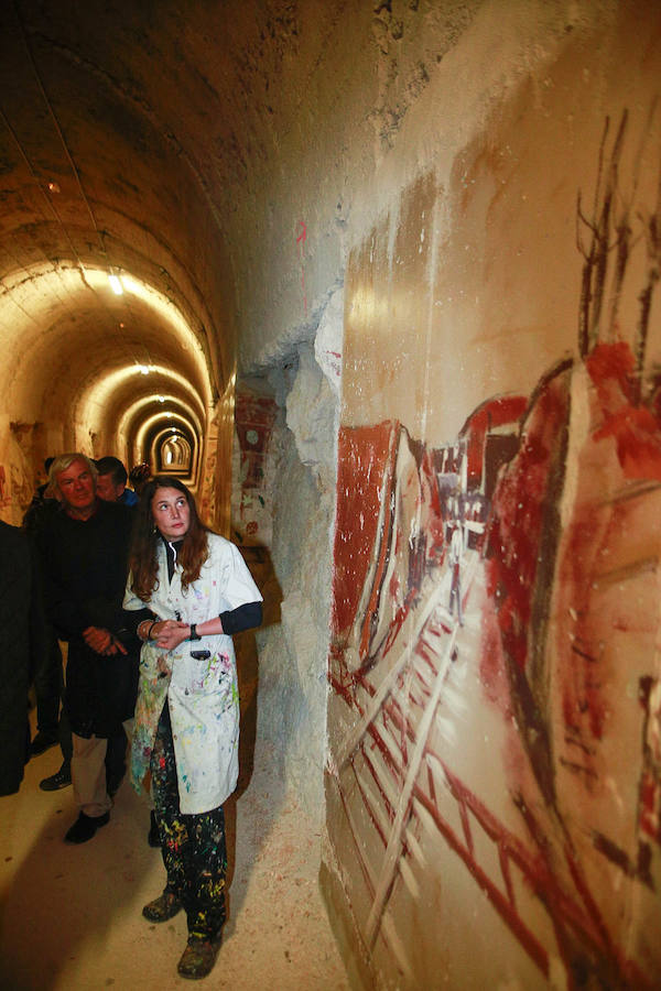 Fotos: El túnel de Cicujano, en la vía del antiguo ferrocarril Vasco-Navarro, ya luce los murales de Irantzu Lekue