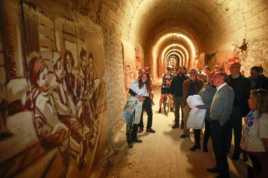 Fotos: El túnel de Cicujano, en la vía del antiguo ferrocarril Vasco-Navarro, ya luce los murales de Irantzu Lekue