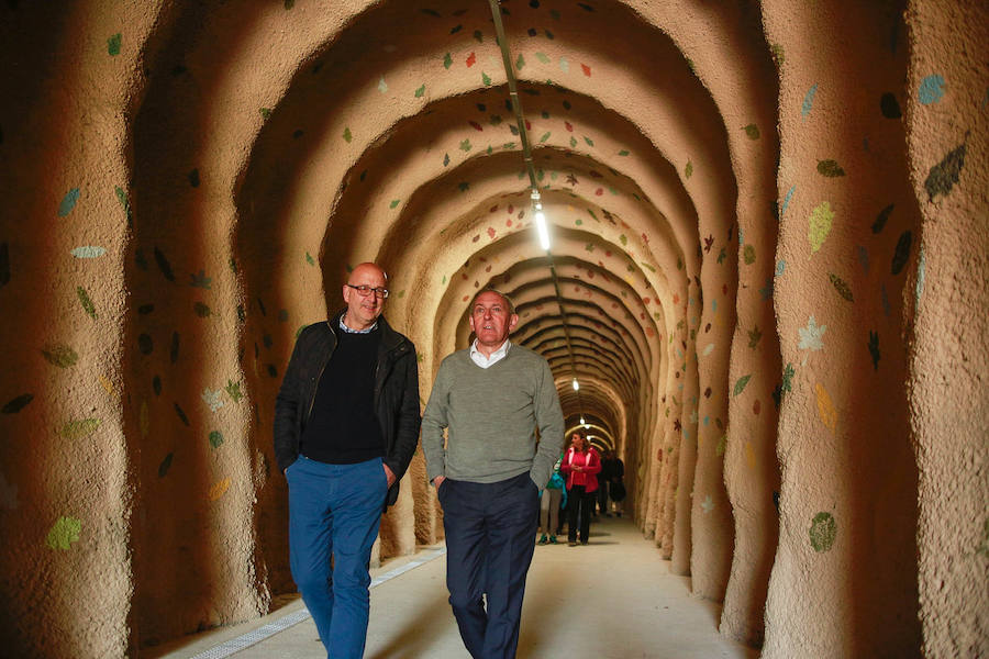 Fotos: El túnel de Cicujano, en la vía del antiguo ferrocarril Vasco-Navarro, ya luce los murales de Irantzu Lekue