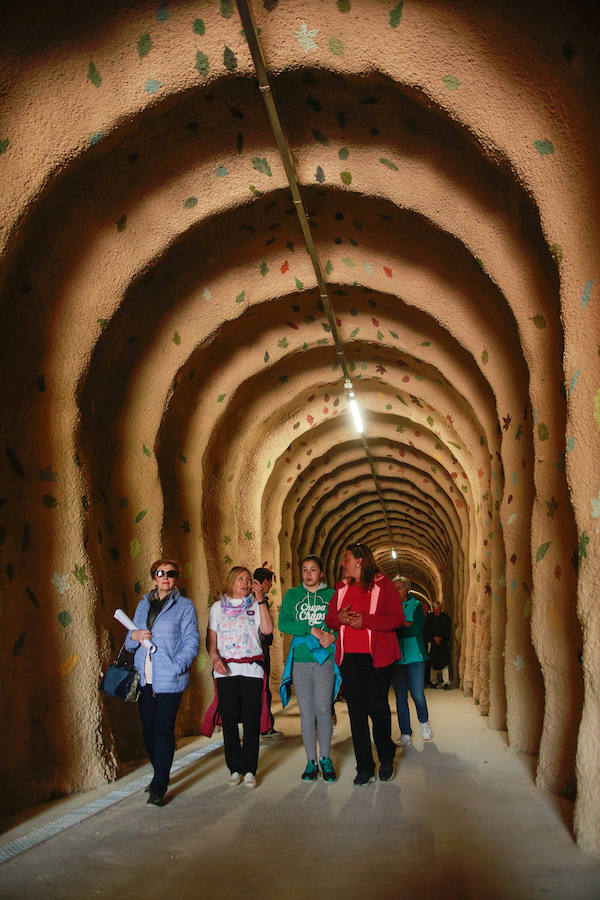 Fotos: El túnel de Cicujano, en la vía del antiguo ferrocarril Vasco-Navarro, ya luce los murales de Irantzu Lekue