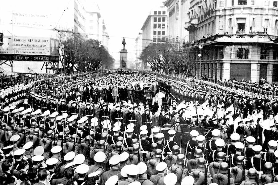 Sobre un armón de artillería, el cuerpo de Eva Perón es trasladado desde el Ministerio del Trabajo en Buenos Aires hacia el Congreso Nacional. 