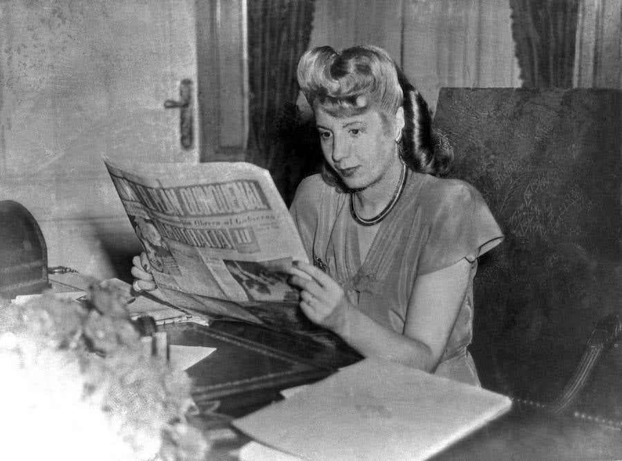 Una imagen de 1947 en la que Eva Perón está leyendo el periódico.