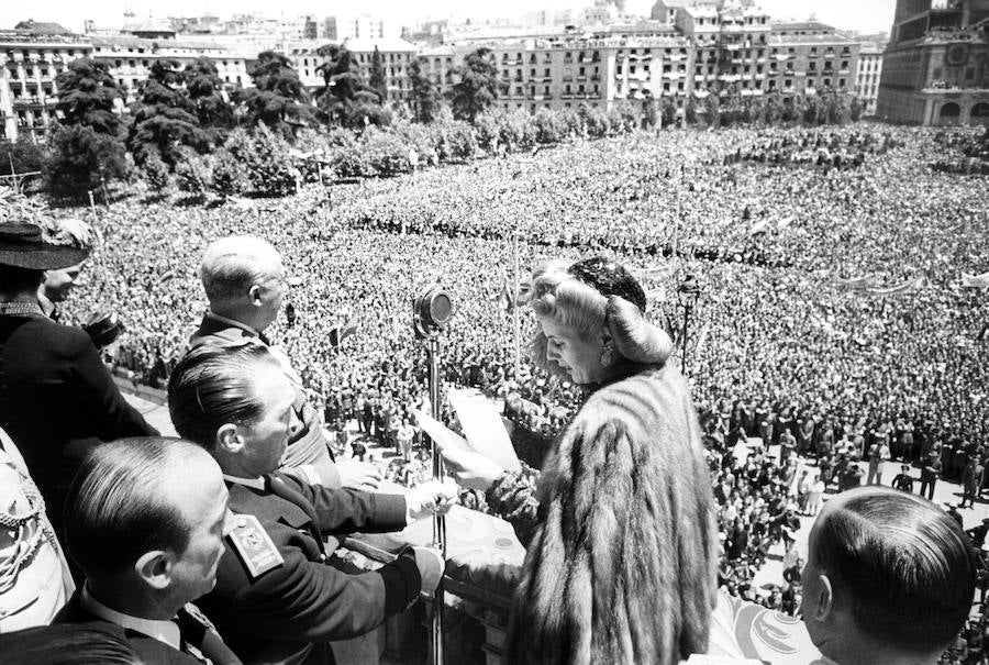 09/06/1947. Eva Duarte de Perón saluda a la multitud desde el balcón del Palacio de Oriente, acompañada del Jefe del Estado español. 